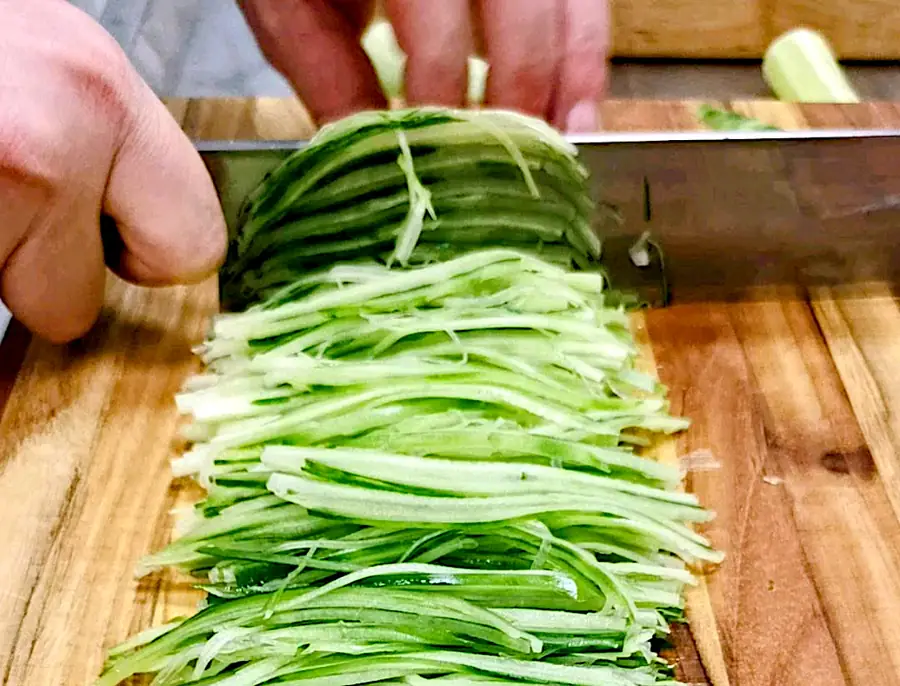 Die Gurke, in feine Stifte