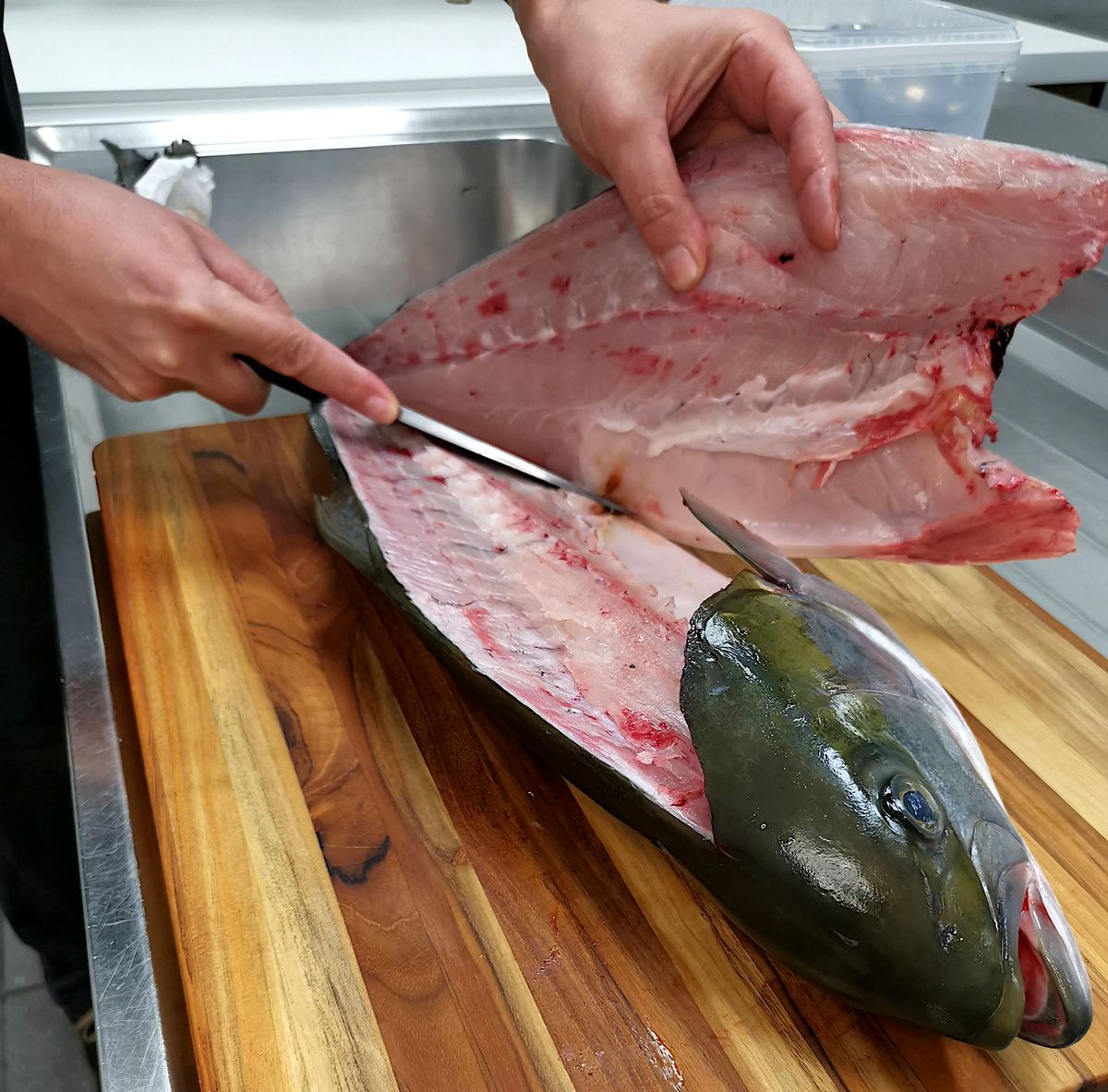 Der Hamachi wird filetiert