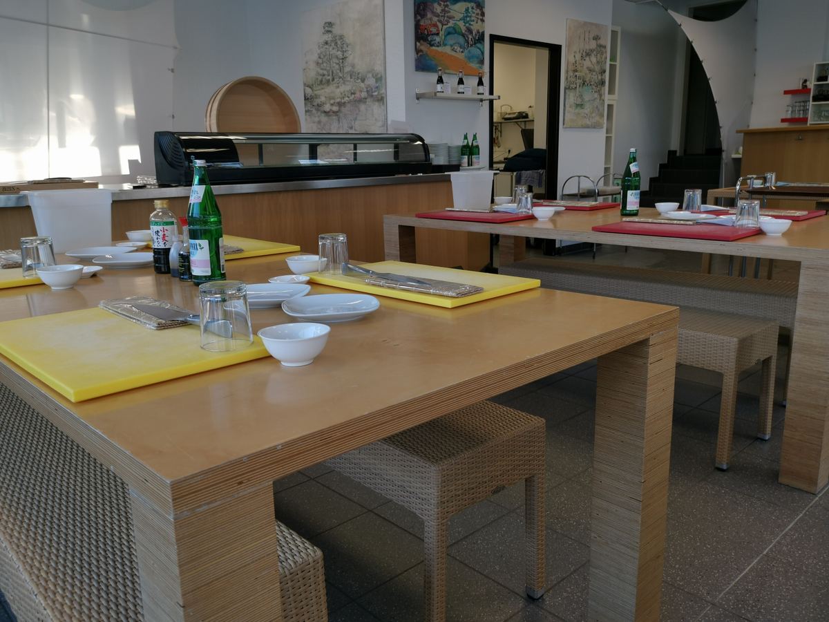 Die Plätze an der Sushibar, vor der Vitrine