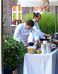 Privat, im Garten des Gastgebers