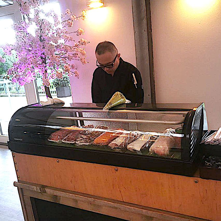 Der Koch hinter der Vitrine