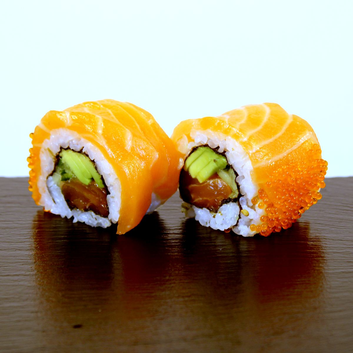 Uramaki im Lachsmantel